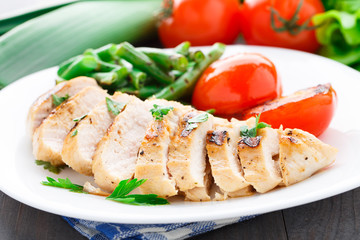 Grilled chicken with green beans and tomatoes