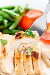 Grilled chicken with green beans and tomatoes