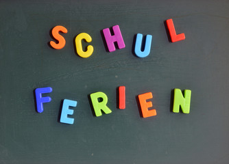 Schulferien Buchstaben auf Kreidetafel