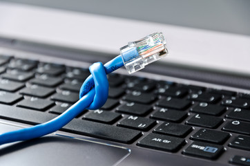 Netzwerkkabel mit Knoten auf Computer Tastatur 