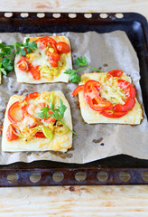 mini pizza with peppers and cheese