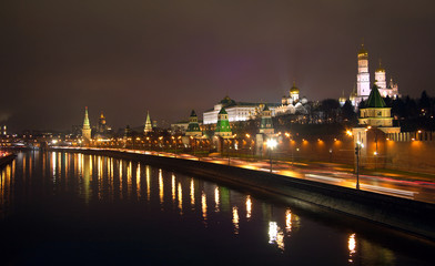 Fototapeta na wymiar Moscow Kremlin and street light night view from Moskva-river