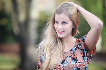 Fototapeta premium junge glückliche Frau