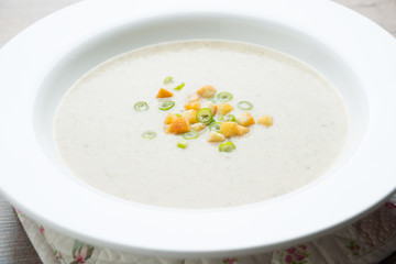 Cremesuppe mit Lauchzwiebeln und Croutons
