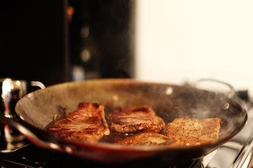 Fleisch wird gebraten