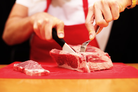 rohes Fleisch wird zubereitet