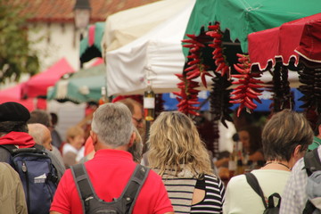 Multitud en el mercado de Espelette, Francia