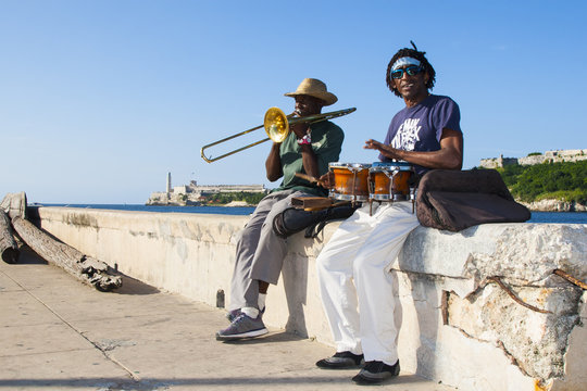 musicos en el malecon