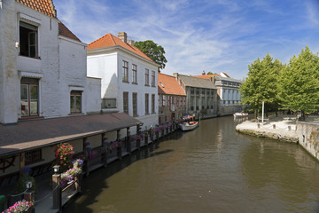 Fototapeta na wymiar River channel and buildings in Bruges
