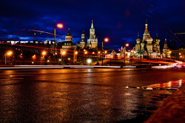 Obraz premium Kremlin and St Basils cathedral night view