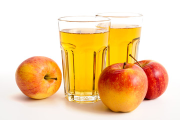 Zwei Gläser Apfelsaft und Äpfel