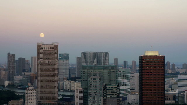ミステリアスな中秋の名月と高層ビル　タイムラプス（2013年9月19日）