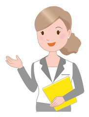 資料を持って説明する女性