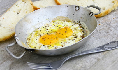 oeufs au plat et pain