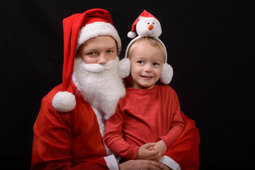 Fototapeta premium Weihnachtsmann mit bravem Kind