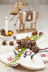 Weihnachtlich gedeckter Tisch im Nordisch-Look