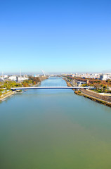 Obraz premium Panoramic view of the Guadalquivir River, Sevilla, Spain