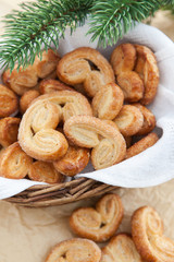 Naklejka premium Homemade cookies in a basket