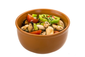 Salad with mussels and tomato