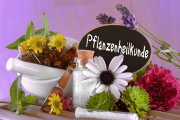 Homöopathische Ampullen mit Globuli und Tafel