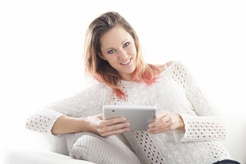 Jeune femme avec tablette digitale