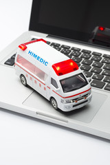 ミニチュアの救急車とパソコン