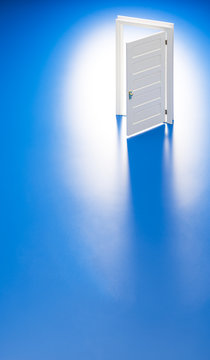 青色の背景にミニチュアの扉