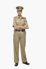 Obraz premium Portrait of a female police officer with her arms crossed