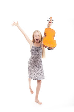jong meisje is blij met viool