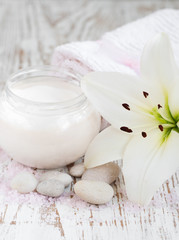 Obraz na płótnie Canvas Face cream with lily flowers