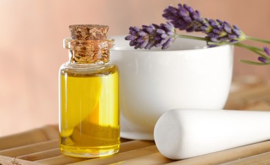 Mörser mit Lavendelöl und Lavendel