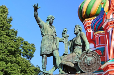 Fototapeta na wymiar Statue of Kuzma Minin and Dmitry Pozharsky in front of St. Basil