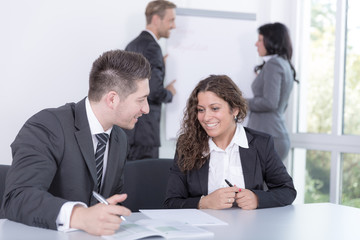 Kollegen arbeiten im Seminar
