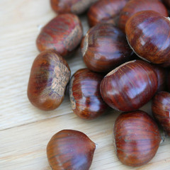 castagne su tavolo di legno
