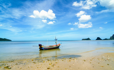 Obraz premium Beach and a fishing boat