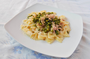 Pasta ham and peas