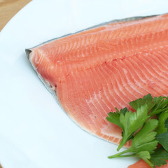 filetti di trota salmonata su piatto