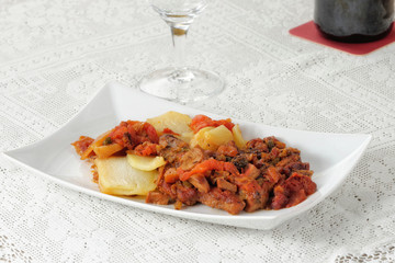 Braciole stufate con patate e wurstel