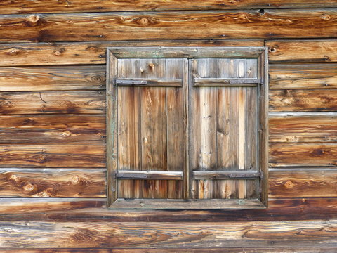 geschlossenes Holzfenster
