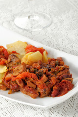 Braciole stufate con patate e wurstel