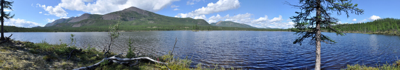 Fototapeta na wymiar panorama of lake mountains in the background.