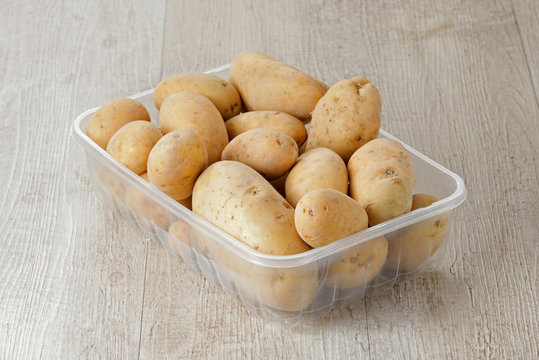Patate in un contenitore