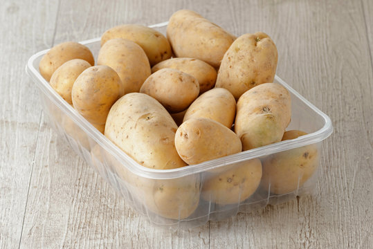 Patate in un contenitore