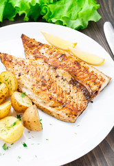 Fried mackerel with baked potato