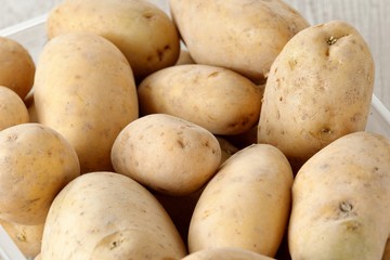 Patate in un contenitore