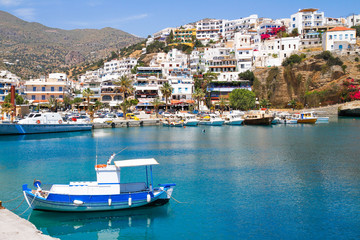 Fototapeta na wymiar Agia Galini port rybacki na południe Kreta.