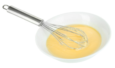 Fototapeta na wymiar Corolla i łamane jaj z mąki na białym
