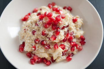 Quinoa Milchbrei mit Grantapfelkernen