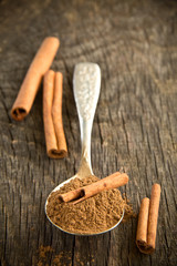 Powder and cinnamon in sticks.