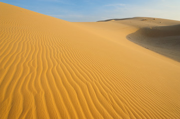 Fototapeta na wymiar Piasek wzorzec teksturę na piaszczystych wydmach